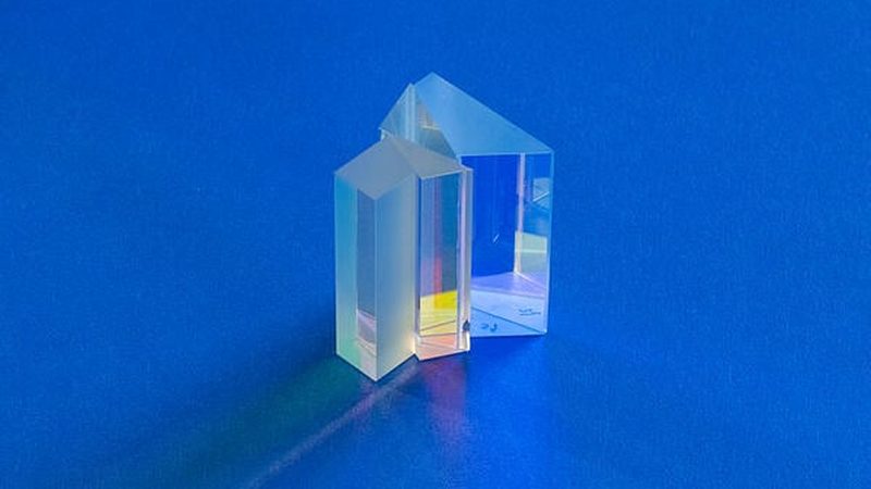 カスタム設計した光学素子（分光プリズム）