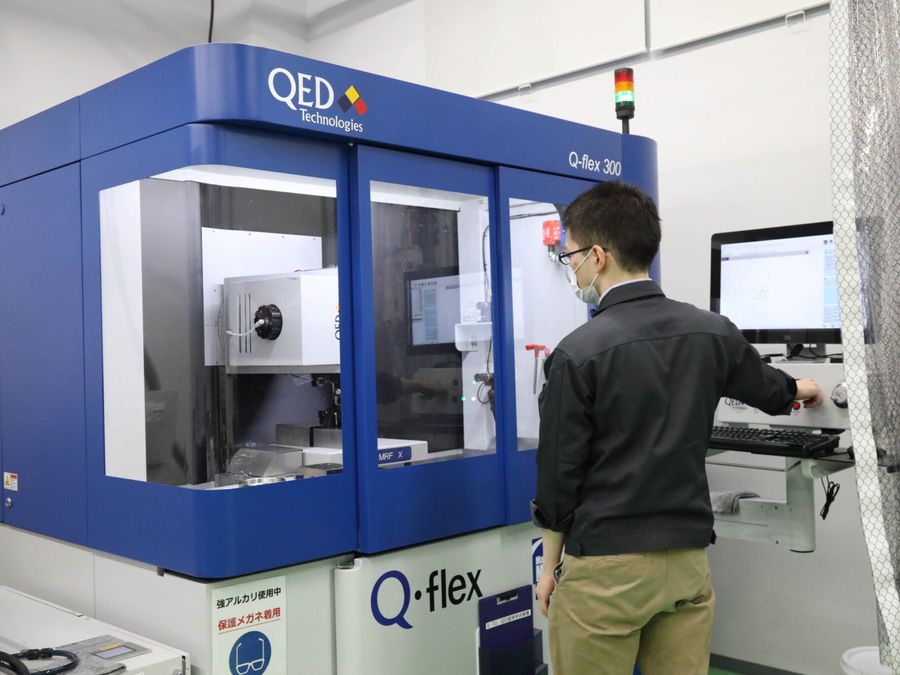 テクノロジーセンターの高精度加工設備（QED Q-flex 300）